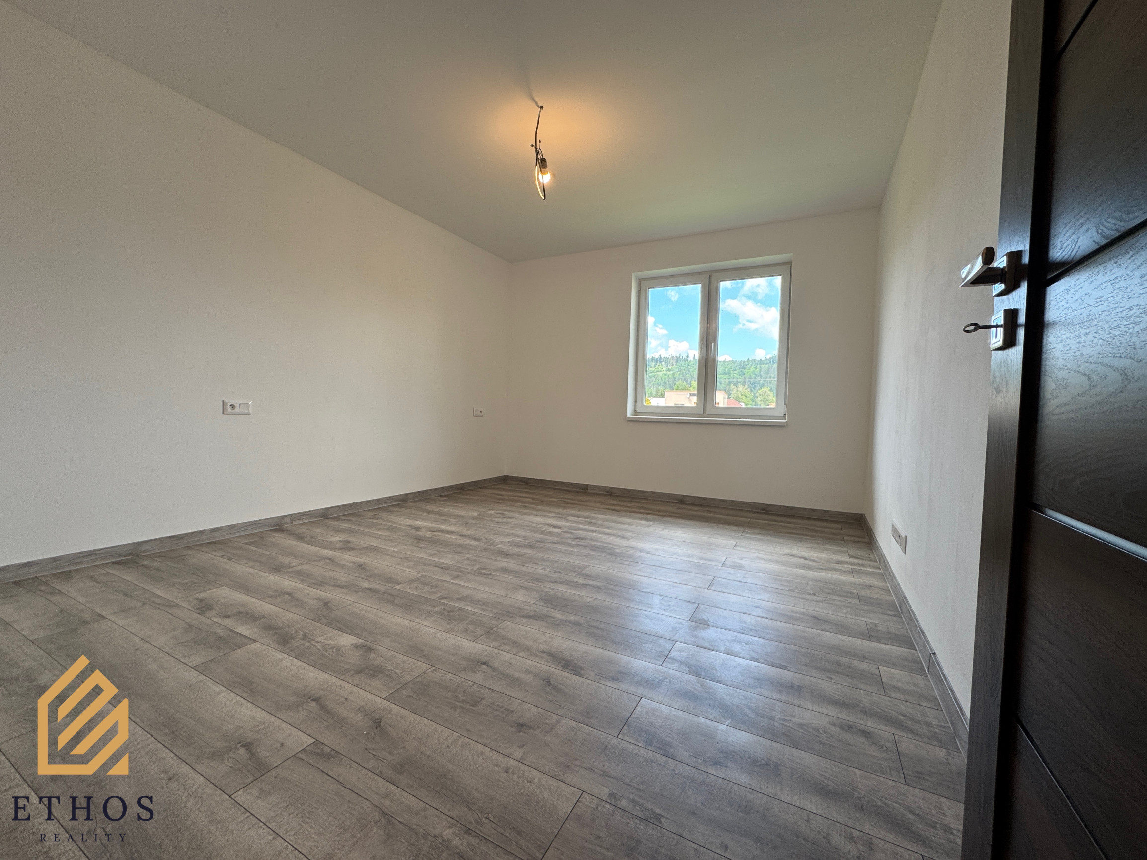 🏡 NOVOSTAVBA RODINNÉHO DOMU V CENTRE OBCE RAKOVÁ - fotografia 18
