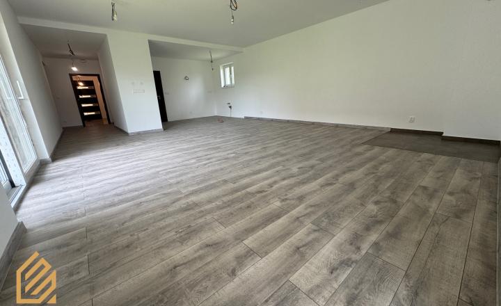 🏡 NOVOSTAVBA RODINNÉHO DOMU V CENTRE OBCE RAKOVÁ - fotografia 18